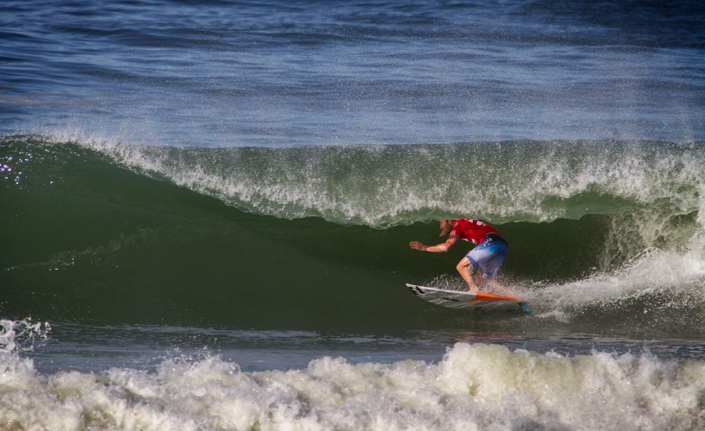 Joel Parkinson se colocou pra dentro de vários tubos como este, mas com a maré muito seca, todos fechavam. Com a derrota para Michel Bourez, ele deixa de ser o líder parcial do ranking mundial do WCT. Foto: Myara