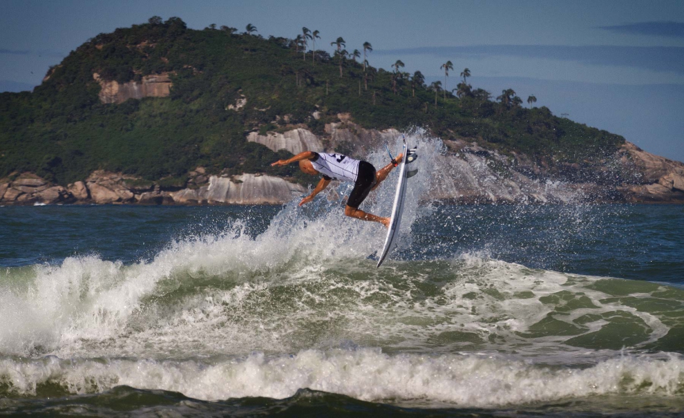 Kelly Slater surfou pela segunda vez no dia nas quartas de final contra Nat Young. Com condições ainda lentas e scores baixos, ele passou pelo californiano pra se distanciar na liderança do WCT. Foto: Myara