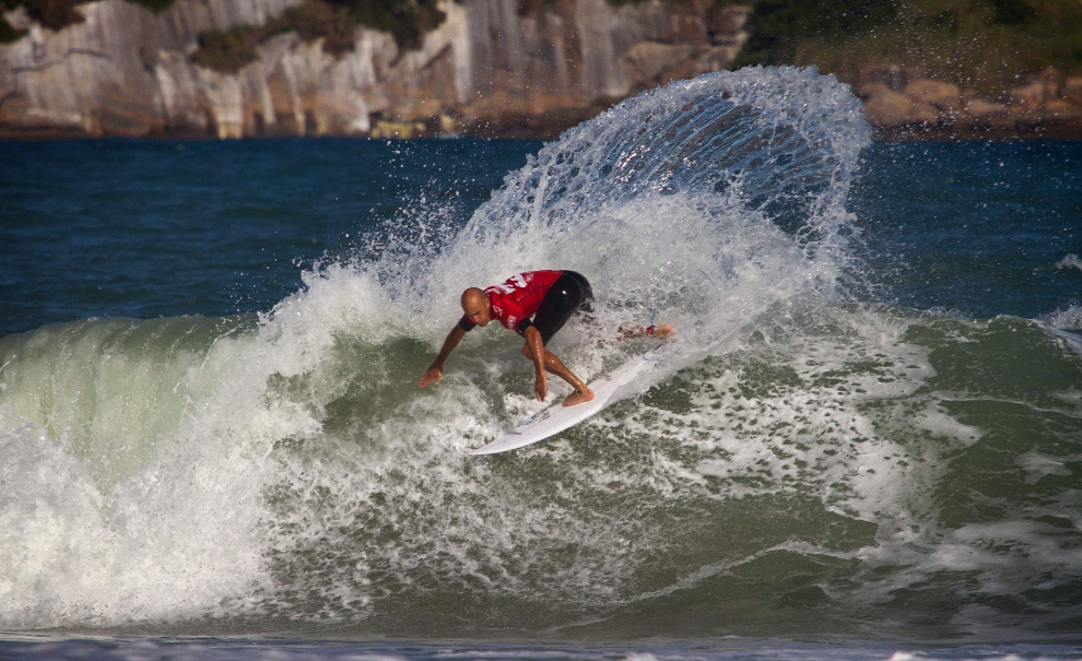 Na primeira semifinal, já depois das baterias do feminino e com a mare cheia, Kelly Slater abusou das batidas e rasgadas enquanto Kolohe Andino apostou nos aéreos. Foto: Jairo Venancio