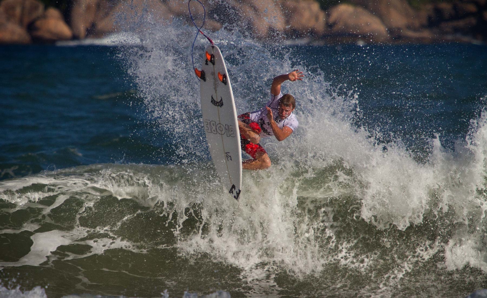 Taj Burrow passou por Sebastian Zietz como um dos favoritos ao título do Billabong Rio Pro. Muitos já podiam antecipar uma final Kelly x Taj. Foto: Myara