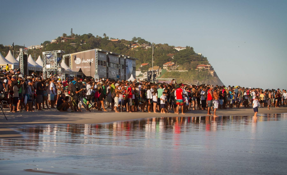 Praia lotada à espera de um campeão no Postinho. Foto: Myara