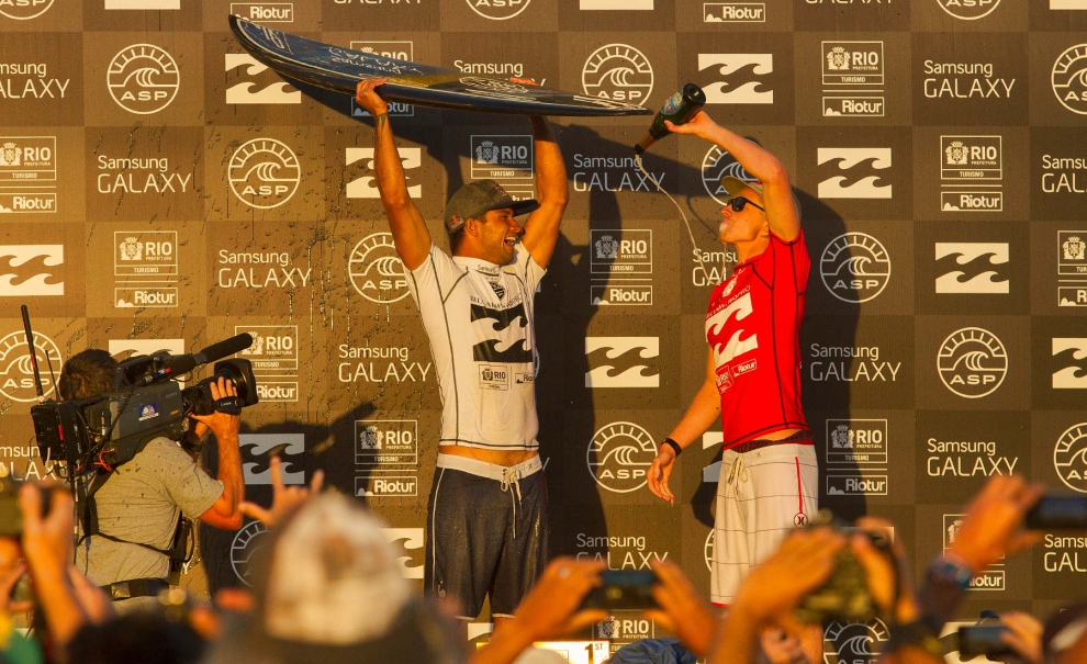 Estes dois provavelmente não estariam no seu time de Fantasy Surfer para a etapa do Rio, mas como disse Kelly Slater, as condições adversas do mar da Barra da Tijuca proporcionam estas surpresas. Michel Bourez e Kolohe Andino dividindo o pódio do Billabong Rio Pro 2014. Foto: Myara