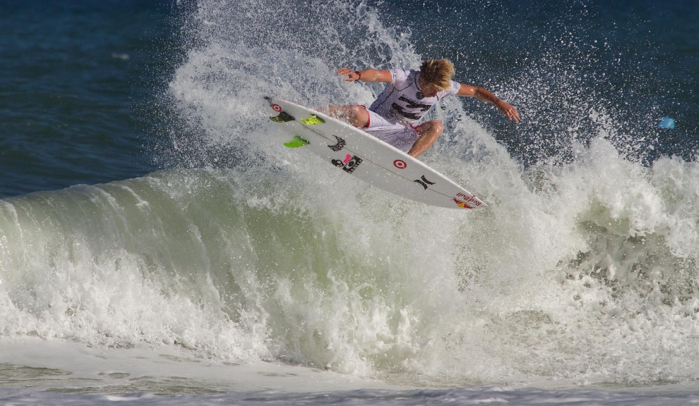 Nos segundos finais, Kolohe virou a disputada bateria contra Kelly Slater e se garantiu na final. Ele estava com esse aéreo no pé! Fotos: Myara