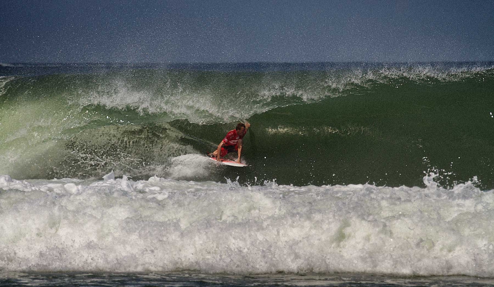 Na última bateria das quartas de final estavam Taj Burrow e Sebastian Zietz. Com este tubo, Taj colocou Seabass em combinação, mas ainda pegou outro parecido na seguida para se distanciar ainda mais. Fotos: Roberto Rosset