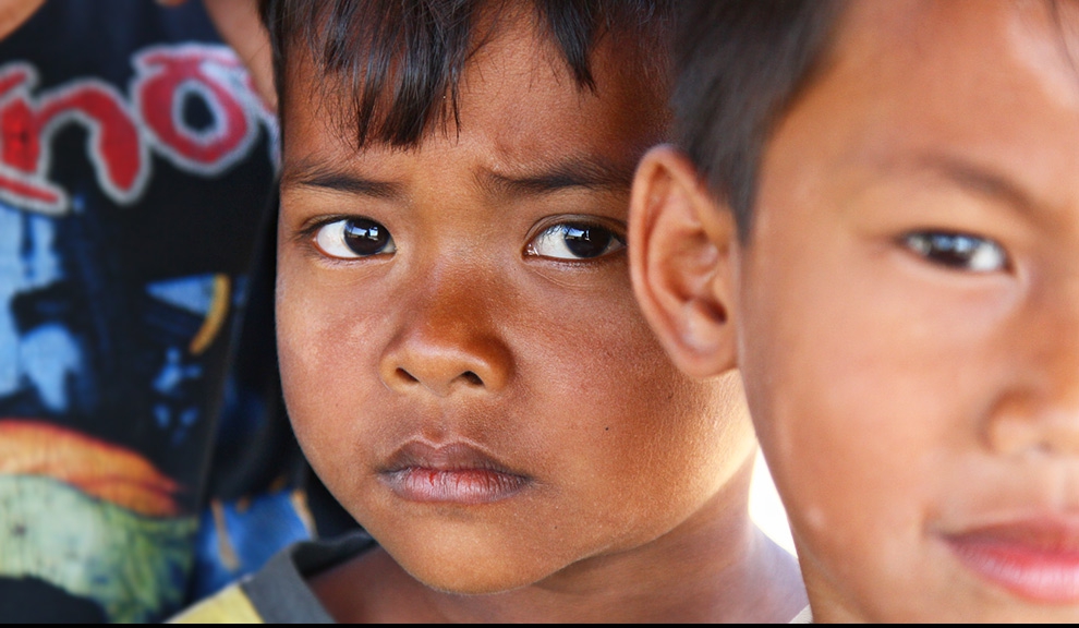 As crianças locais costumam parecer tímidas, mas adoram conhecer os 'bule' (visitantes). É muito bom visitar as vilas ao redor do pico e ter a experiência tradicional da vida em Lombok, elas virão de todos os cantos atrás de você para lhe saudar e conversar.