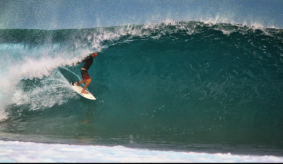 Felipe Jubett mora em Bingin, Bali. Ele faz o tubo de Desert parecer fácil demais!