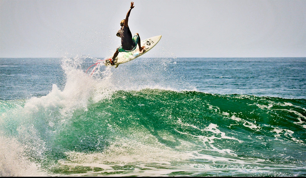 Usman Trioko adora os aéreos. Ele é uma das promessas daqui e planeja surfar no Hawaii durante as próximas temporadas.