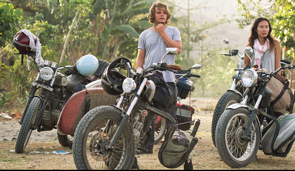 O australiano Ellis Ericsson checando o surf. Ele, Tyler Warren e Jason Salisbury chegaram em Harley Davidsons montadas pela equipe Deus Machina. Eles estavam viajando pela Indonésia, filmando um filme de surf retrô, com pranchas monoquilhas shapeadas à mão, como as dos anos 70.