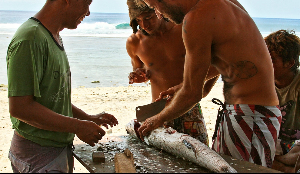 Rodrigo preparando sua pesca para um banquete no jantar. Sua pesca submarina no intervalo entre swells sempre rende bons frutos.