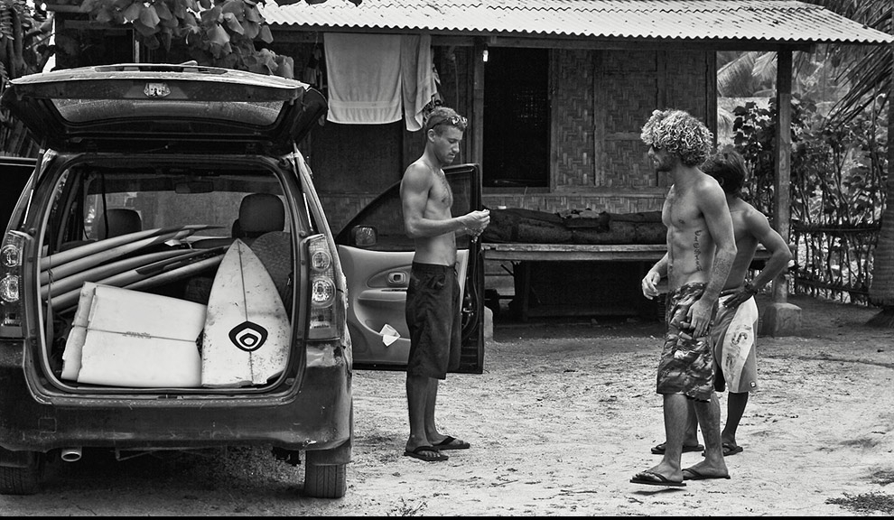 No final de um swell de 5 dias, Stanley Cieslik e Pedro voltam para Bali com algumas pranchas, nem todas em um pedaço.