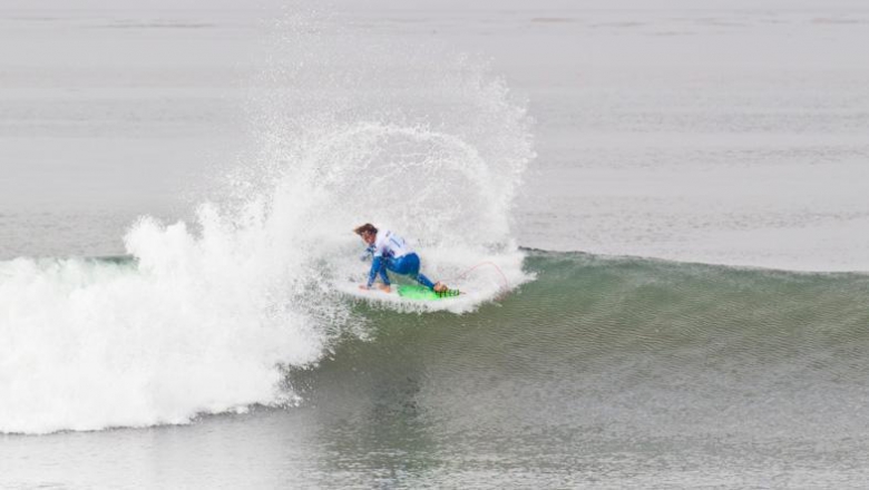 Além de aéreos, rabetadas de backside como essa foram essenciais para avançar as baterias. Foto: Divulgação/ASP