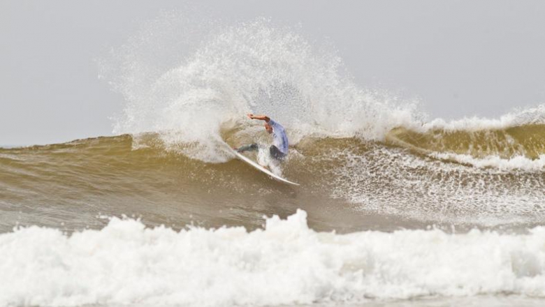 Com 39 anos, Slater continua com a elasticidade de quando tinha 20. Foto: Divulgação/ASP