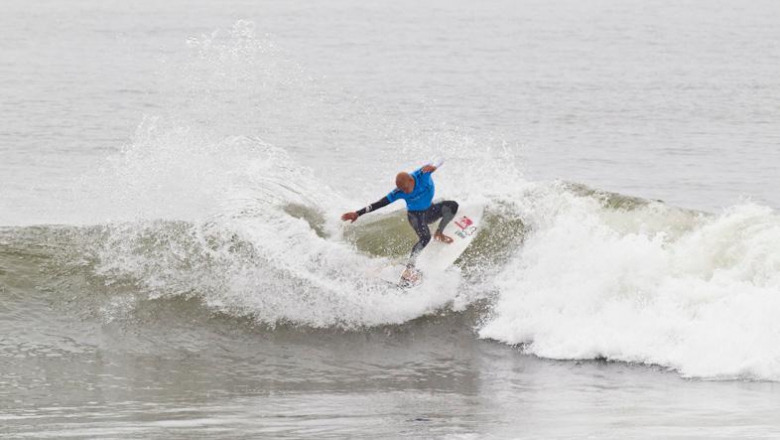 Essa é a verdadeira rasgada de campeão, inversão total da direção da prancha e água pra tudo que é lado. Foto: Divulgação/ASP