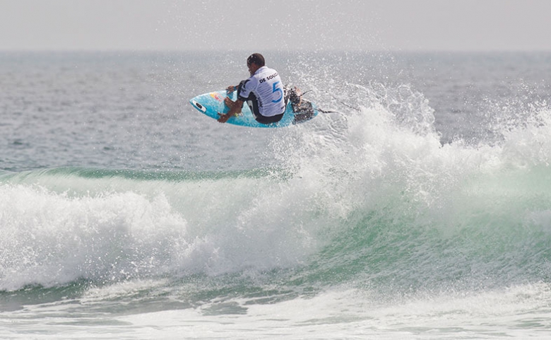 Mineirinho estava com a pranchinha azul no pé, durante o Hurley Pro. Foto: Divulgação/ASP