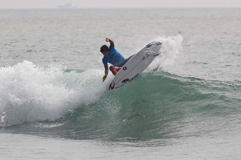 Medina poderia ter ido melhor na competição, mas vacilou na bateria contra Josh Kerr ao deixar o australiano sozinho no outside precisando de apenas 6.00 para virar. Como diz o ditado, é errando que se aprende. Foto: Divulgação/ASP