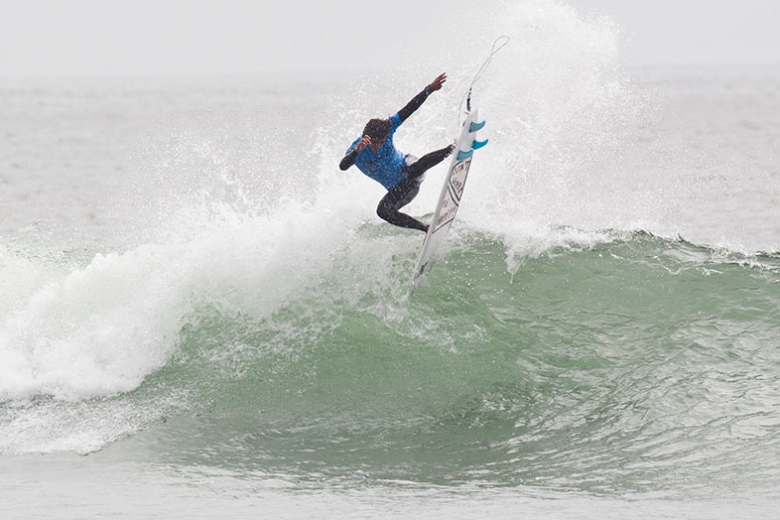 Mesmo surfando solto, Miguel perdeu para Heitor Alves no round 2. Foto: Divulgação/ASP