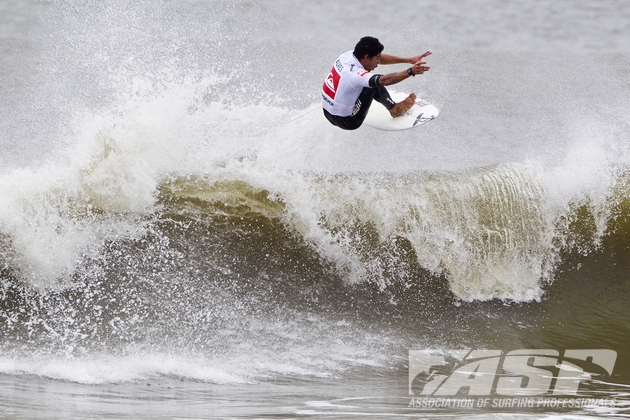 Heitor quebrando nas marolas dos primeiros ias em NY. Foto: ASP/Rowland.