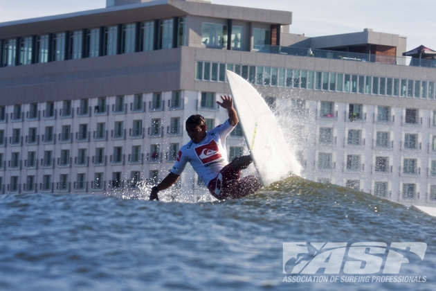 Jadson André soltando o pé em Long Beach. Foto: ASP/Rowland.