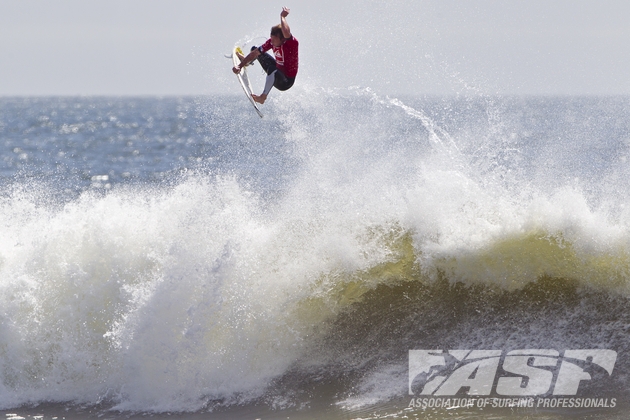 Taj Burrow air gigantesco em Long Beach. Foto: ASP/Rowland.