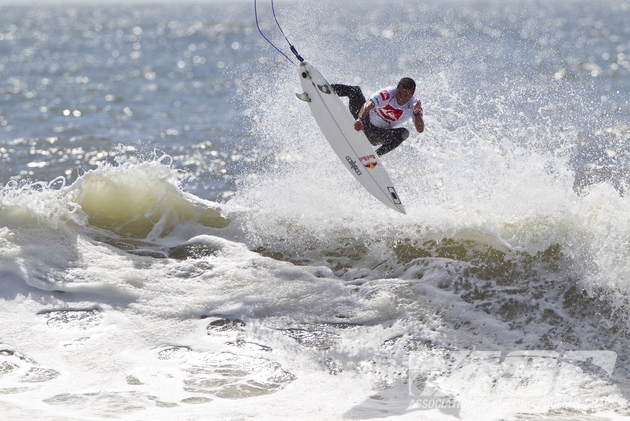 Mineirinho mostrou sua habitual raça no Quiksilver Pro New York. Foto: ASP/Rowland.