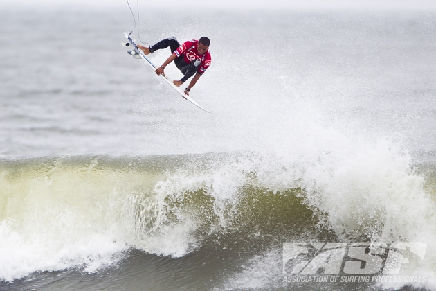 Mineirinho também mostrou seu repertório de aéreos m Long Beach. Foto: ASP/Rowland.