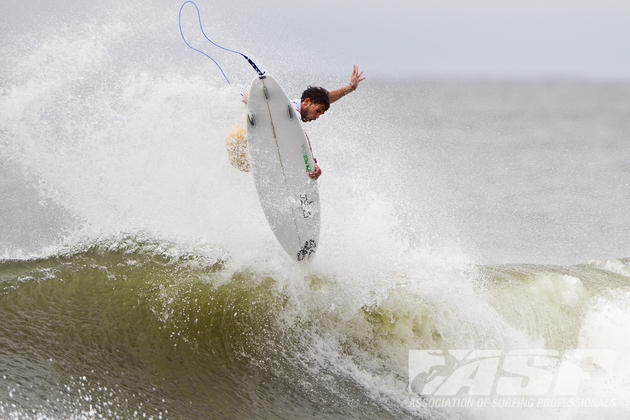 Alejo Muniz escovando no Quiksilver Pro New York. Foto: ASP/Rowland.