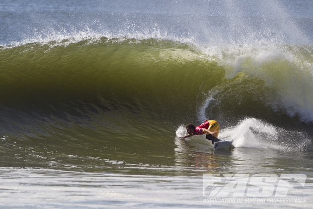 Alejo Muniz no botton em Long Beach. Foto: ASP/Kirstin.