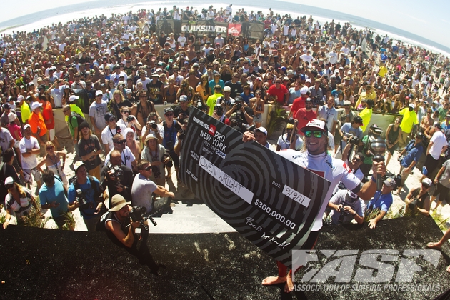 Owen e o cheque de 300 mil dólares do Quiksilver Pro New York. Foto: ASP/Kirstin.