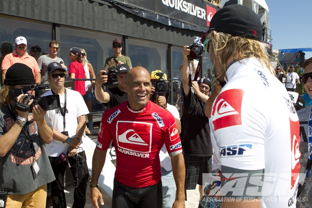 KS10 comprimentando o campeão do Quiksilver Pro New York. Foto: ASP/Kistin