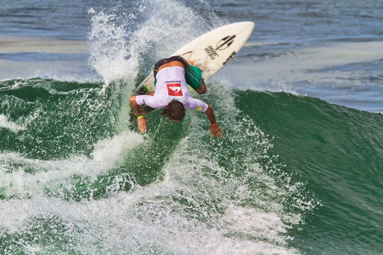 Marco Giorgi soltando na lata para seguir no evento. Foto: Daniel Smorigo / ASP