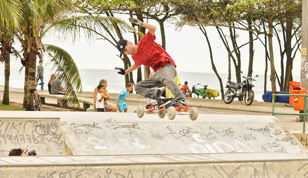 O Canto é também o único pico no Rio com um skatepark em frente à praia. Na foto, Bezinho de Mountain Board.  Foto: Pedro Monteiro