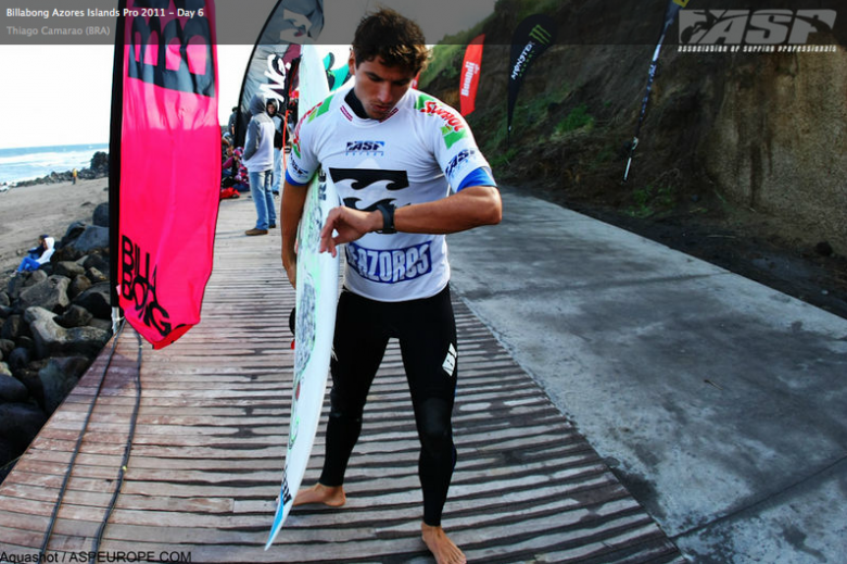 Camarão conferindo o relógio antes da semi. Foto: ASP Europa.