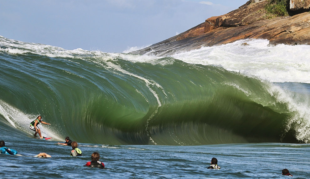 Ylan Blank dropando a onda que, segundo ele, é mais perfeita para entubar do que Manitiba. Foto: Gustavo Camarão