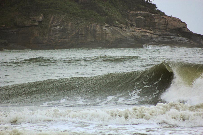 A maioria das ondas eram esquerdas, mas as direitas vinham perfeitas para voar. Foto: Tiago Garcia.