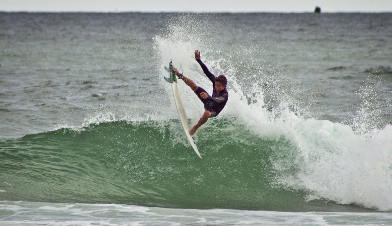 Peterson Crisanto jogando a rabeta para voar no treino na Barra. Foto: Gustavo Monteiro