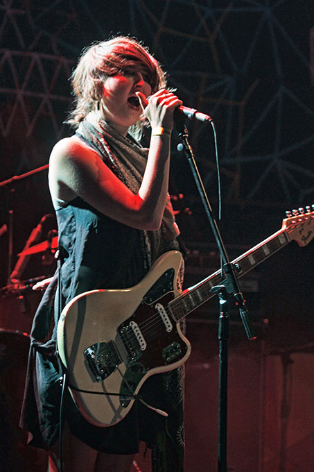 A guitarrista e vocalista Emily Kokal. Foto: Marcos Myara