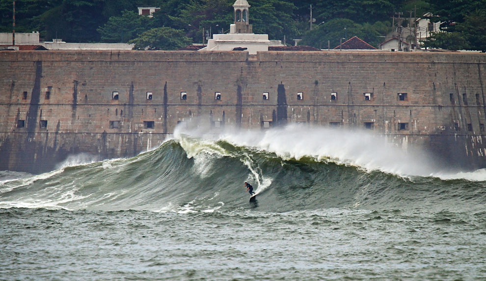 Mais uma morra surfada por Eraldo, vista da praia do Flamengo e com o Forte de São Sebatião ao fundo. Foto: André Portugal