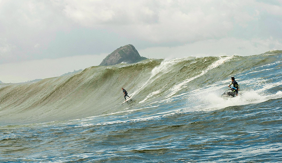 Eraldo conseguiu por em prática o antigo objetivo de surfar as ondas que já havia visto da ponte Rio x Niterói. Foto: Rick Werneck