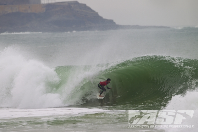 Mais uma bela atuação do cearense voador Heitor Alves, desta vez nos tubos de Peniche. Foto: Kirstin / ASP