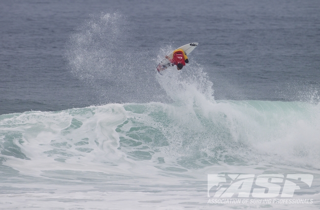 Michel Bourez foi outro a voar alto em Hossegor. Foto: Kirstin/ASP