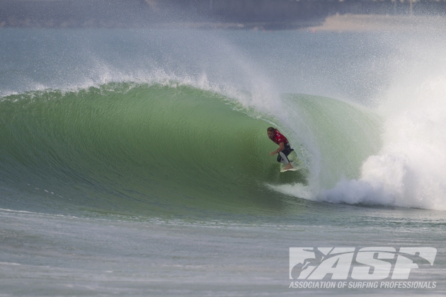 Taj Burrow brilhou contra Julian Wilson nas quartas mas confirmou a freguesia para KS10 em Portugal. Foto: Kirstin / ASP