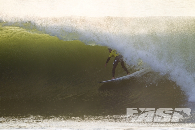 Adriano de Souza no momento crucial da grande final. 9 pontos. Foto: Kirstin / ASP