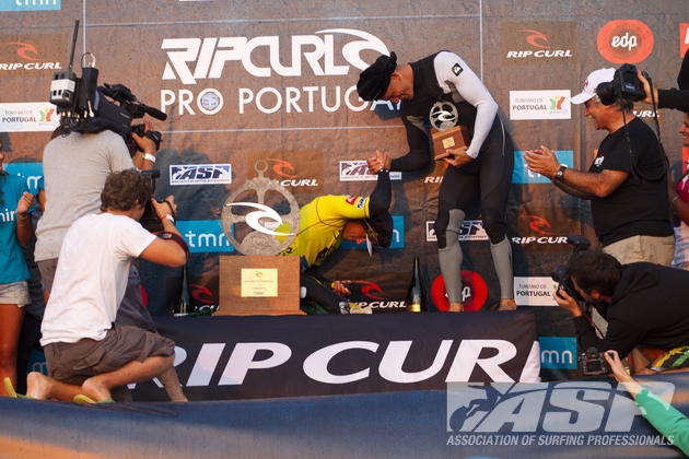 Por essa ninguém esperava, muito menos o Kelly. Foto: Kirstin / ASP