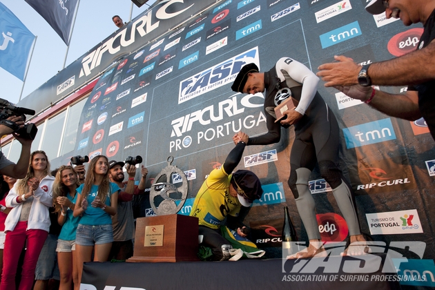 O momento da reverência do vencedor para o derrotado, pelo menos nesta prova. Foto: Cestari / ASP