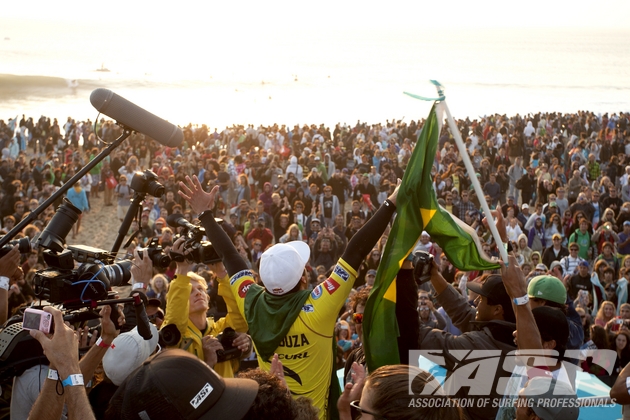 Adriano de Souza reverenciado pelo povo português, que mostrou uma receptividade incrível aos brasileiros. Foto: Cestari / ASP