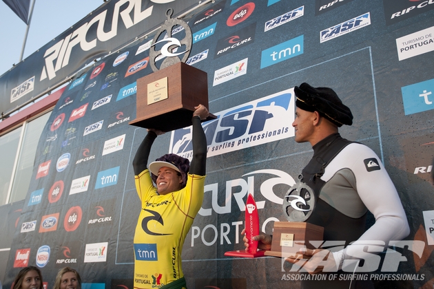Momento emocionante, que vem se repetindo cada vez mais na atualidade. Brasil no topo. Foto: Cestari / ASP