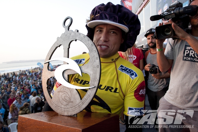 Belíssimo troféu, Mineirinho! Foto: Cestari / ASP