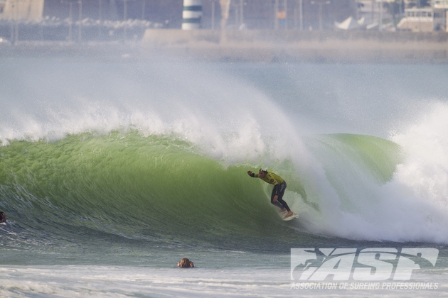 O embaçado Bede Durbidge foi uma das vítimas de Mineiro. Foto: Kistin / ASP