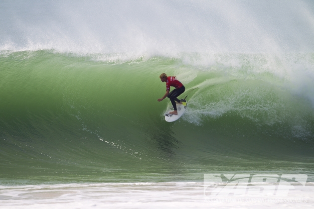 John John conseguiu começar a mostrar seu potencial no WT. Esbanjando estilo, o havaiano pegou altos tubos e caiu contra um inspiradíssimo Bede Durbidge. Foto: Kirstin / ASP