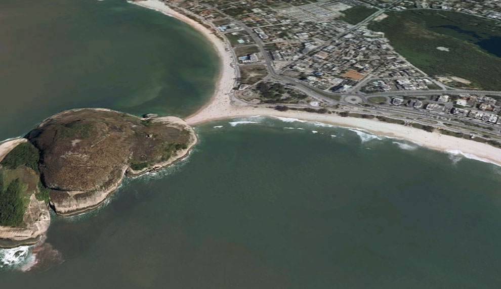 Situado na famosa Praia do Pontal, o Canto do Recreio, além de ter altas ondas, é um dos cartões-postais cariocas.  Foto: Reprodução Google
